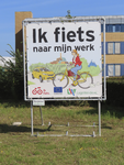 901956 Afbeelding van een spandoek met de tekst 'Ik fiets naar mijn werk' aan de Atoomweg, op het bedrijventerrein ...